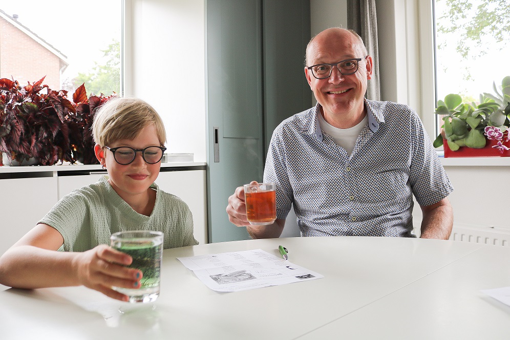 Wilco aan het werk met een kind bij De PLEC